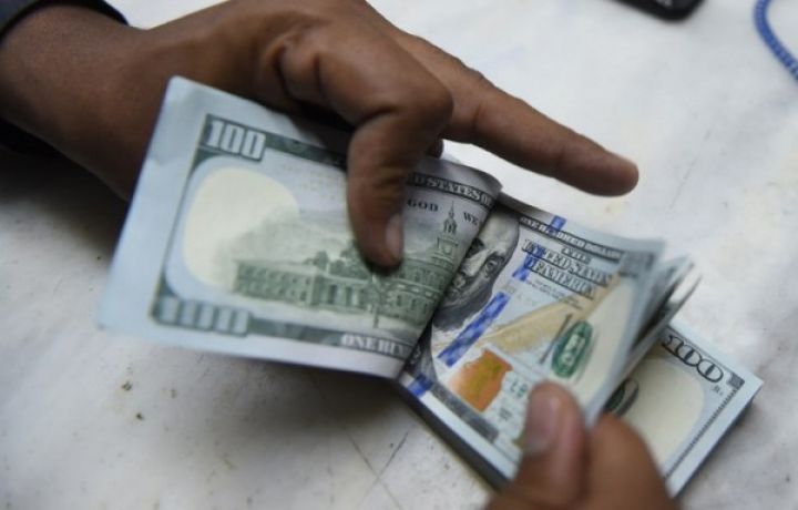 Dollar düşməkdə davam edir