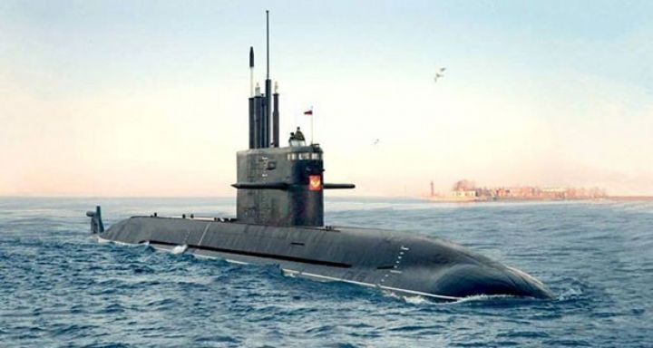 Rusiyanın hərbi gəmisi yük gəmisilə toqquşdu