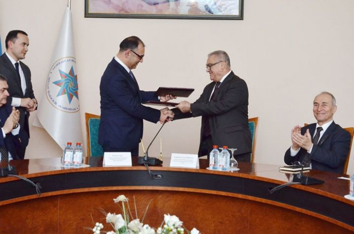 İbrahim Alışov və Urxan Ələkbərov sənədə imza atdılar