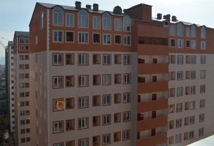 Hər sosial mənzilə üç iddiaçı var