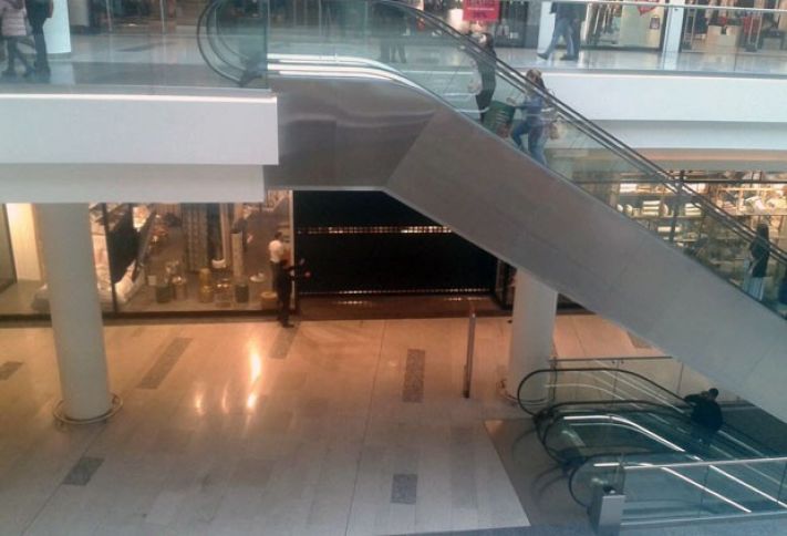 “Gənclik Mall”da bir neçə mağazanı su basıb - FOTO