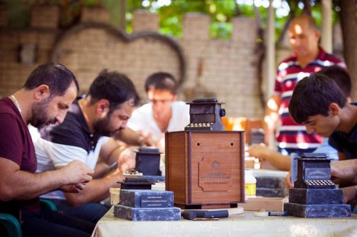 Beynəlxalq Bankın sifarişilə jurnalistlərə hədiyyələr düzəldiblər