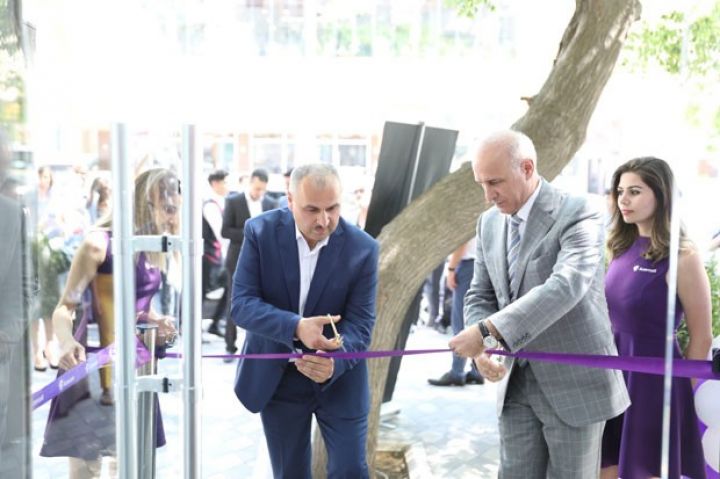 Elmlər Akademiyası yaxınlığında yeni Azercell Eksklüziv!