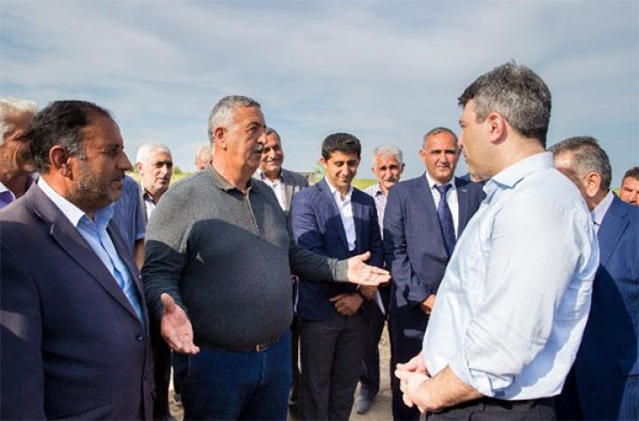 Nazir pambıqçılarla görüşdü