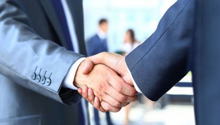 Yaşayış və ya torpaq alqı-satqısı zamanı vergi kimdən tutulur?