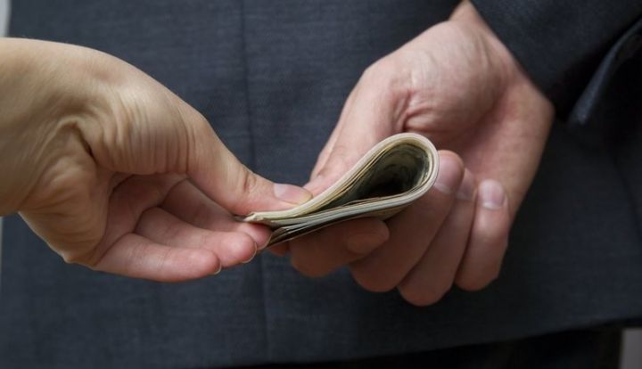 Gömrüyün vəzifəli əməkdaşı rüşvət alarkən yaxalanıb