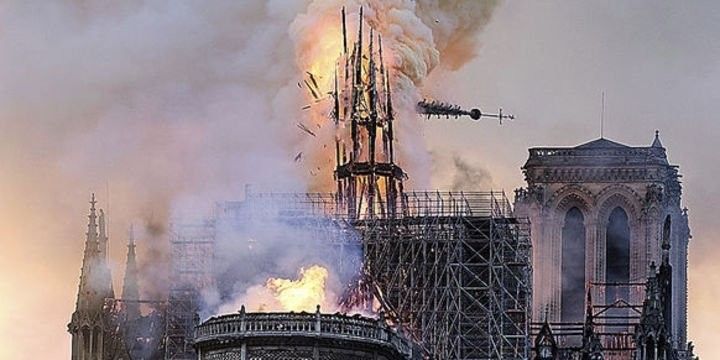 Avropada ən çox ziyarət edilən yerlərdən biri yandı