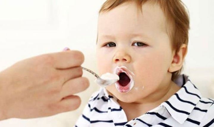 Nazirlikdən doğum evlərində süni qida qanunsuzluğu iddialarına xəbərdarlıqla reaksiya  