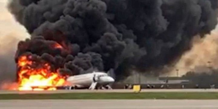 Rusiyada sərnişin təyyarəsi enərkən yandı: 41 ölü