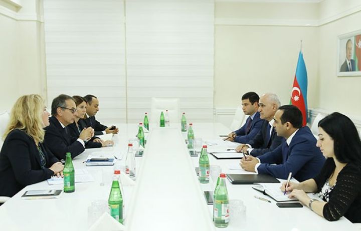 İqtisadiyyat naziri AYİB ilə müzakirələr aparıb - AZƏRBAYCAN FONDA QOŞULA BİLƏR