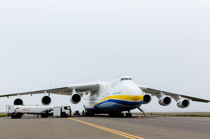 Dünyanın ən iri təyyarəsi Bakıda eniş edib