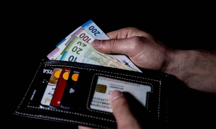 Bakıda orta aylıq əmək haqqı 900 manatı keçib