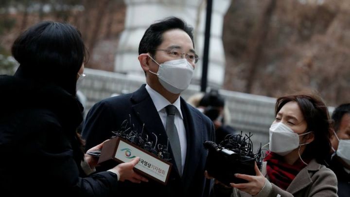 Samsung-un milyarder rəhbəri həbsdən çıxır