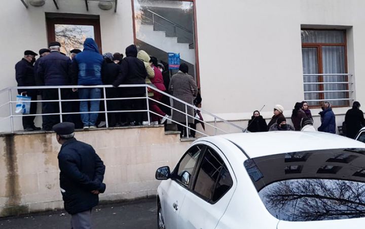 Dərman almaq üçün gecə 2-dən növbə tuturlar