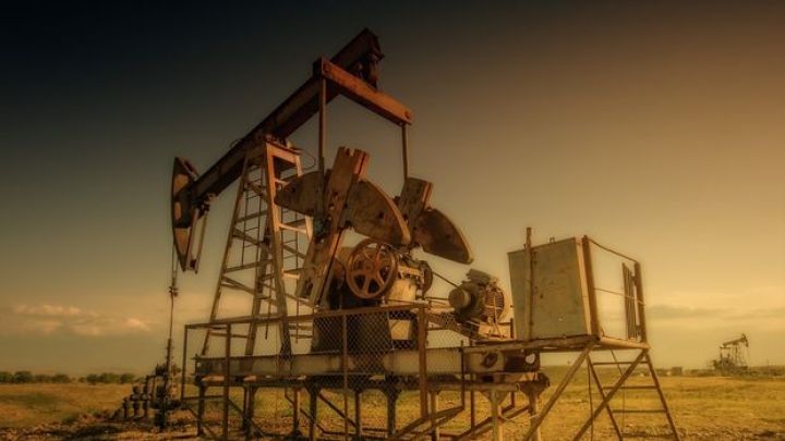 Gəmi üzdü, neft düşdü