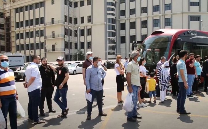 Dayanacaqlarda, kassalarda, bankomatlarda növbədə dayanarkən maska taxmaq tələbi ləğv edilir