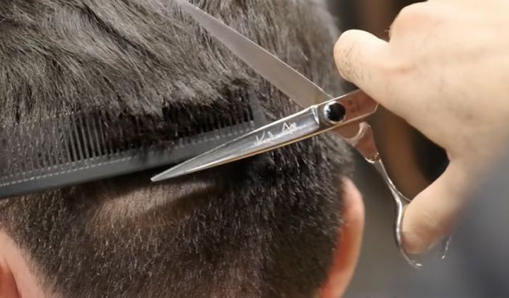 60 manatdan saç kəsən bərbərxana markası Azərbaycana gəlir