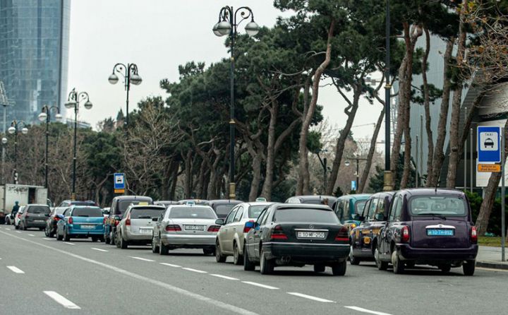 Taksi duracaqlarında başqa avtomobil saxlayanlar cərimələnəcək
