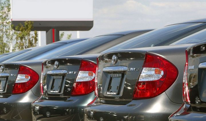 Dövlət 75 avtomobili satışa çıxarır