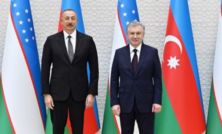 Özbəkistan-Azərbaycan investisiya fondunun tezliklə fəaliyyətə başlaması üzrə iş aparılır  - Mirziyoyev Əliyevə zəng etdi