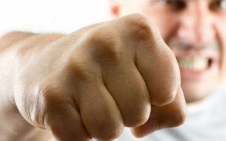 Dövlət Vergi Xidmətinin vəzifəli şəxsləri döyülüb