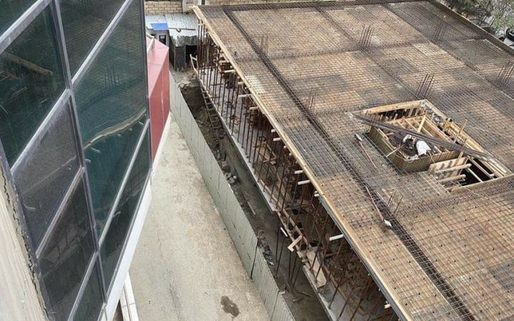 Bakıda tikilməkdə olan bina sökülür - sabiq deputata məxsus olduğu bildirilir