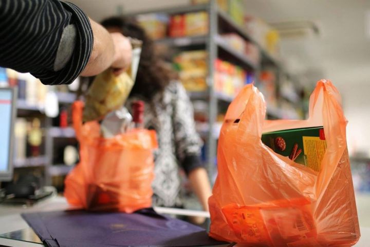 Azərbaycanda marketlərdə polietilen torbaların pulla satışına başlanıb