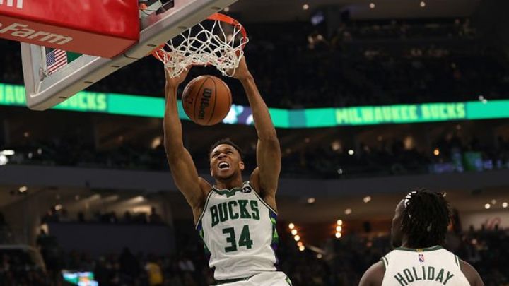 Basketbol ulduzu pulunu 50 banka yatırıb