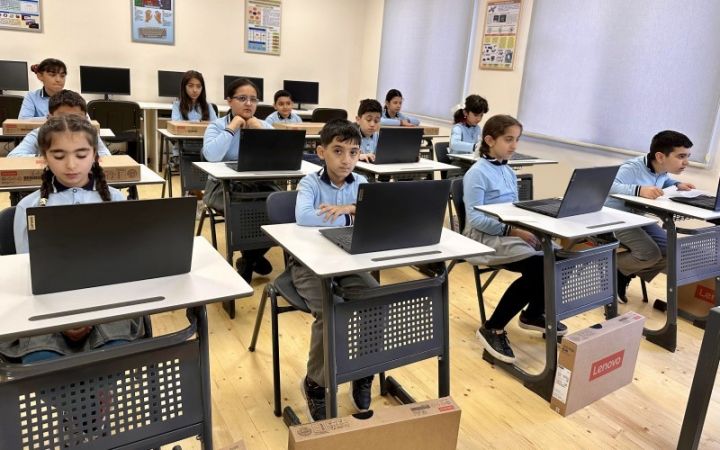 Azərbaycan şirkəti Laçındakı məktəbə 30 noutbuk hədiyyə etdi