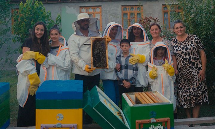 Leyla Əliyeva və Arzu Əliyeva “Gənc arıçı” layihəsinin iştirakçısı ilə görüşüb