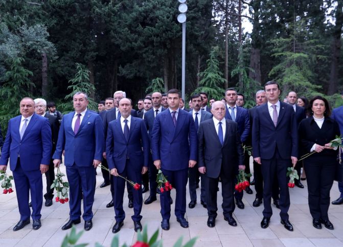 Sahibkarlar Fəxri Xiyabanı və Şəhidlər Xiyabanını ziyarət ediblər