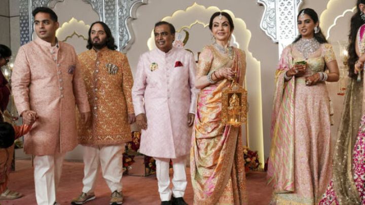 ABŞ, Rusiya neftindən qazanc götürən hindistanlı zənginləri hədəfə aldı