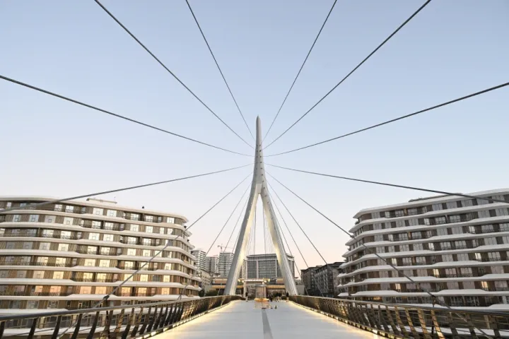 “Bakı Ağ Şəhər”də asma piyada körpüsü açıldı