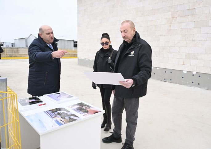 İlham Əliyev Ağdamda hoteldə aparılan işlər ilə tanış olub