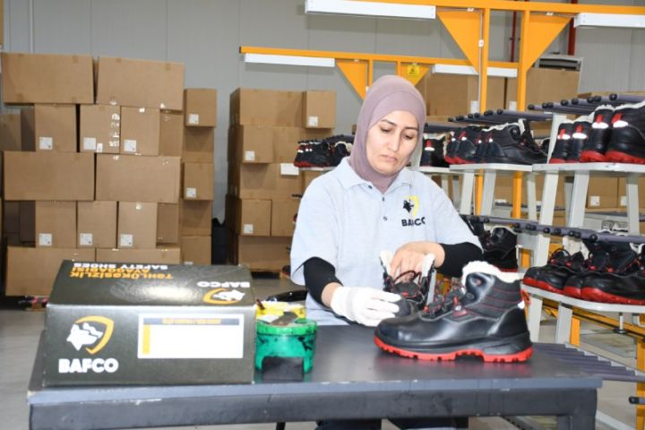 Azərbaycan ilk dəfə olaraq Qazaxıstana xüsusi qoruyucu və poliuretan çəkmələrin ixracına başlayıb