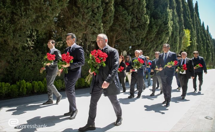 Expressbank rəhbərliyi Ulu Öndərin məzarını ziyarət edib