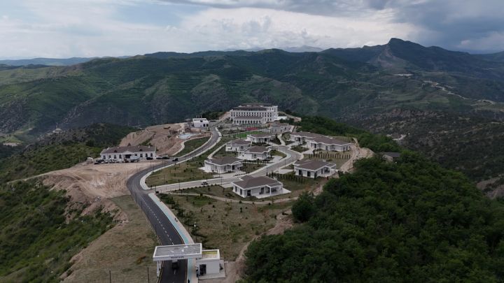 Azərbaycanda dağ zirvəsində yerləşən istirahət kompleksi açılıb -  hotel, kotteclər, restoran və kafelər...