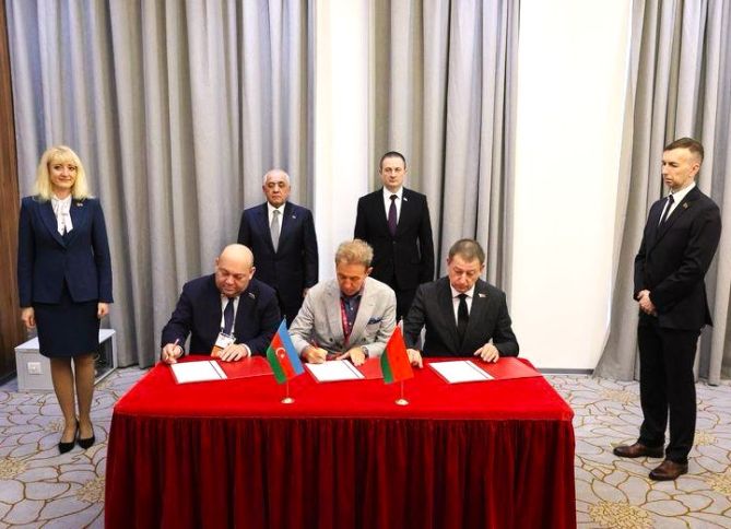 Gəncə Avtomobil Zavodu 80 kommunal və yanğınsöndürmə texnikasının tədarükünə dair razılığa gəldi  - MİNSKDƏ MÜQAVİLƏ İMZALANIB