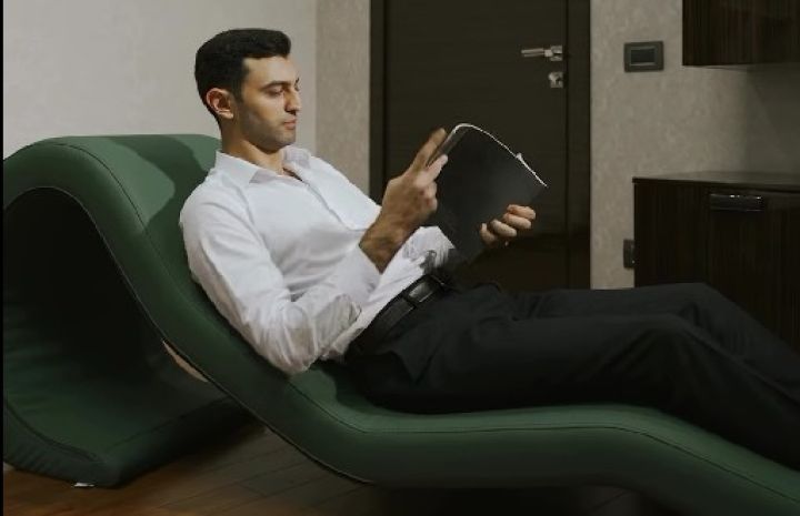 Azərbaycan şirkətinin rəhbərinin ideyası əsasında ofis əməkdaşları üçün universal kreslo hazırlanıb