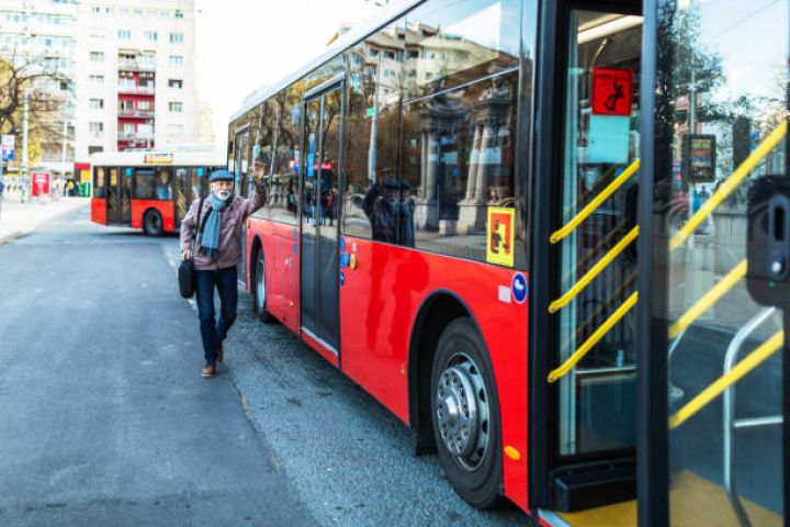 Bakıda avtobuslarda təqaüdçülərə və tələbələrə güzəştli gediş haqqının tətbiqinə baxıla bilər