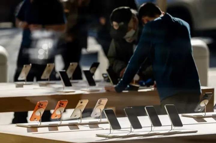 Güclü iPhone satışları hesabına Apple şirkətinin gəliri rekord qırıb