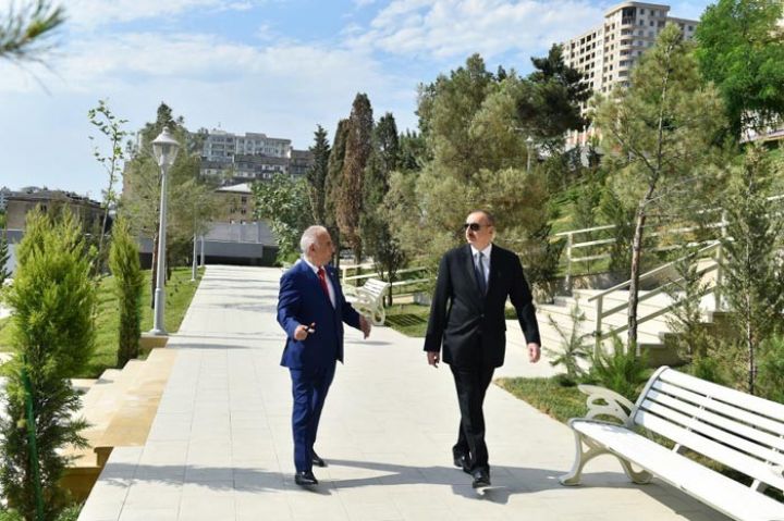 Prezident yeni salınan parkda yaradılan şəraitlə tanış olub