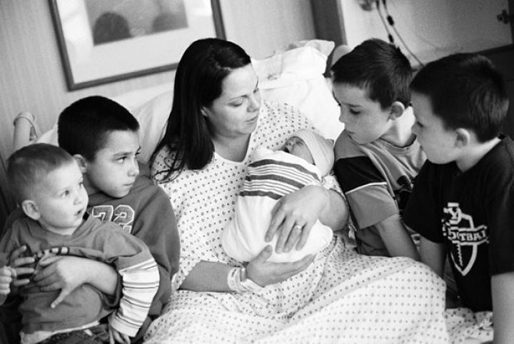 Beşdən çox uşağı olan analara verilən müavinət artırıldı