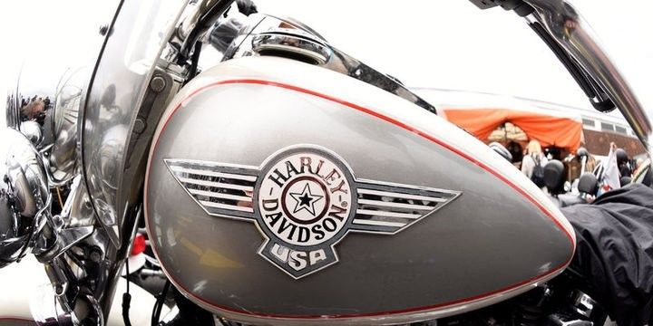 Tramp "Harley-Davidson"ı Avropaya təslim olmaqda ittiham etdi