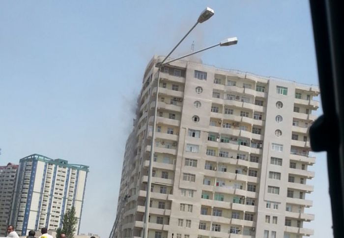 Sabunçuda çoxmərtəbəli binada yanğın - YENİLƏNİB