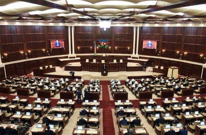 Orta məktəb və dövlət bağçalarına lisenziya üçün rüsum ləğv olunur