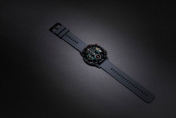 Smartfona bərabər saat artıq satışda