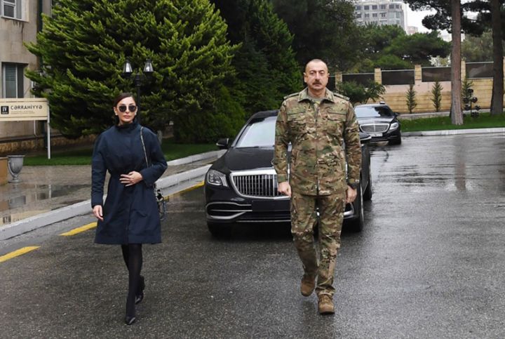 İlham Əliyev və birinci xanım hərbçilərlə görüşüblər