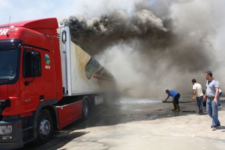 İran ərazisindən Ermənistana silah daşıyan yük avtomobilləri yandırılıb