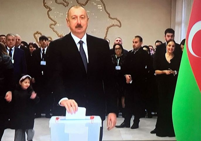 Prezident və ailə üzvləri 20 namizədin mübarizə apardığı dairədə səs verdilər